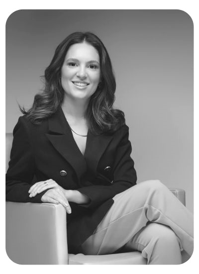 Linda imagem da doutora fernanda clementino sentada em uma poltrona de perfil